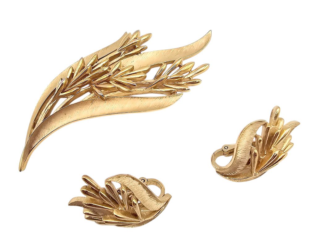 Lot 316: Crown Trifari Vintage Brushed Gold Tone Leaf Spray Brooch Earrings Set