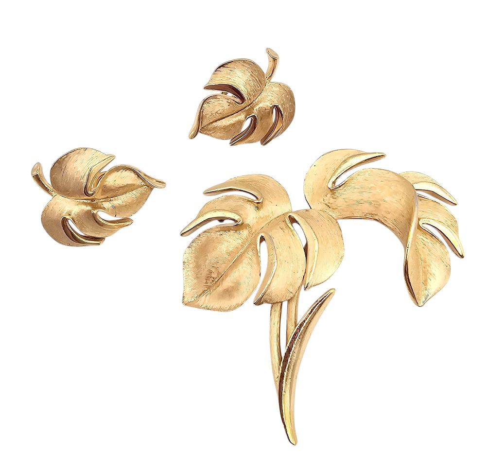 Lot 318: Crown Trifari Vintage Swoop Leaf Gold Tone Leaf Brooch Earrings Set