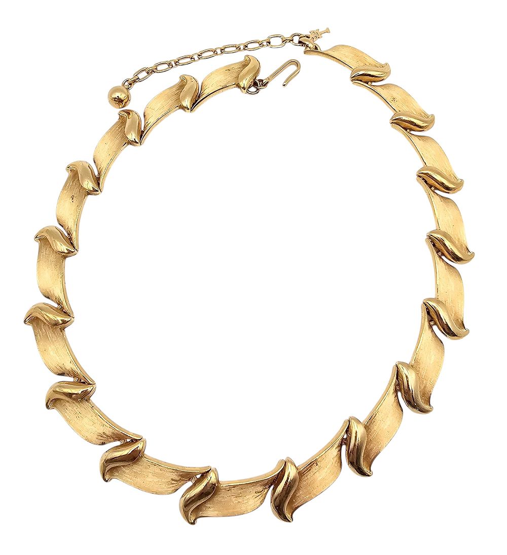 Lot 329: Crown Trifari Vintage Brushed Gold Tone Ribbon Choker Necklace