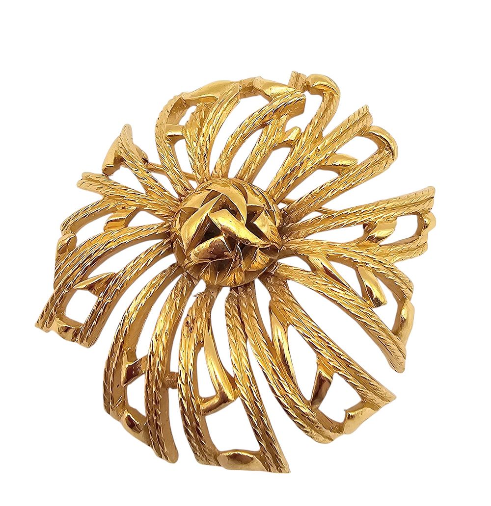 Lot 331: Crown Trifari Vintage Gold Tone Floral Brooch