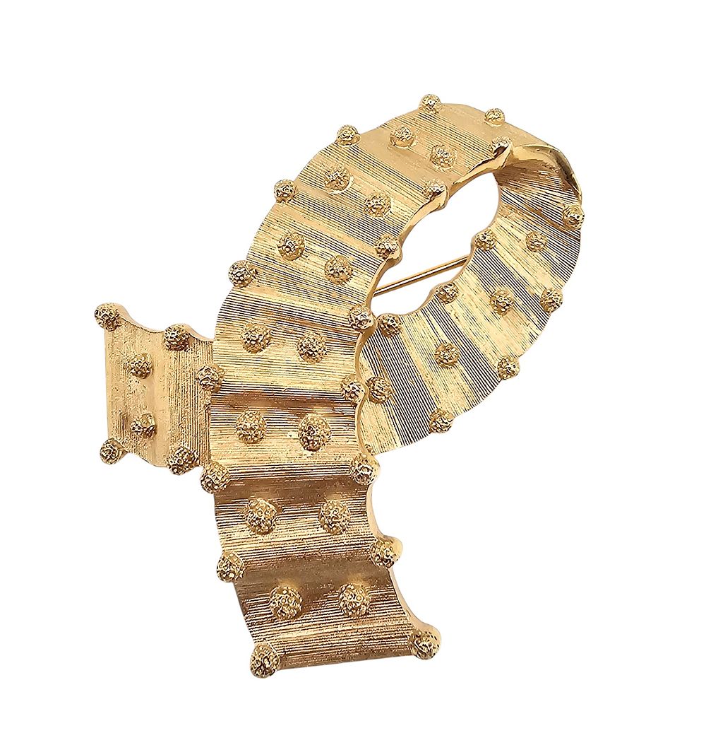 Lot 334: Crown Trifari Vintage Gold Tone Dotted Design Ribbon Brooch