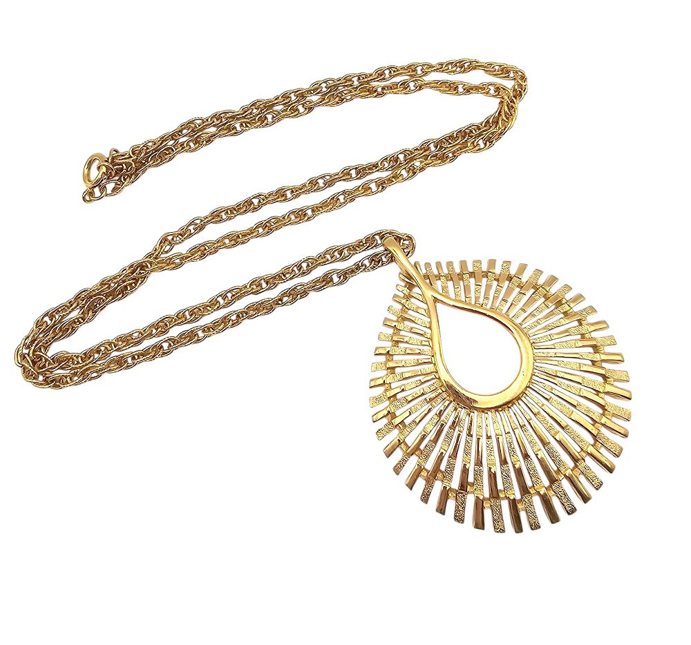 Lot 344: Crown Trifari Vintage Textured Gold Tone Necklace
