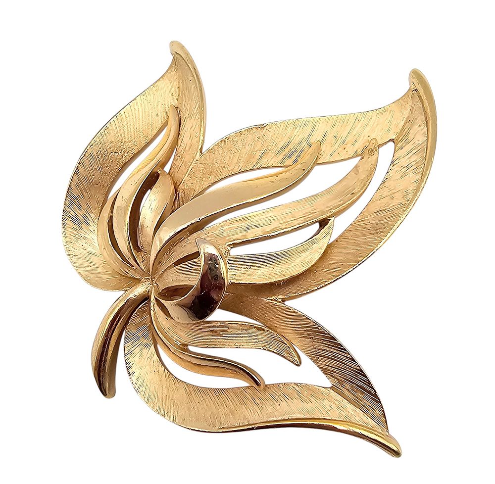 Lot 345: Crown Trifari Brushed Gold Tone Layered Leaf Brooch