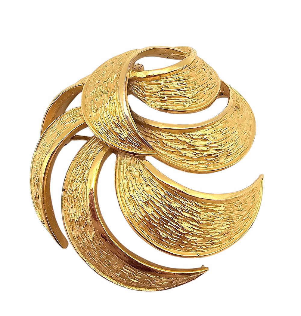 Lot 349: Crown Trifari Vintage Textured Gold Tone Swirl Leaf Brooch