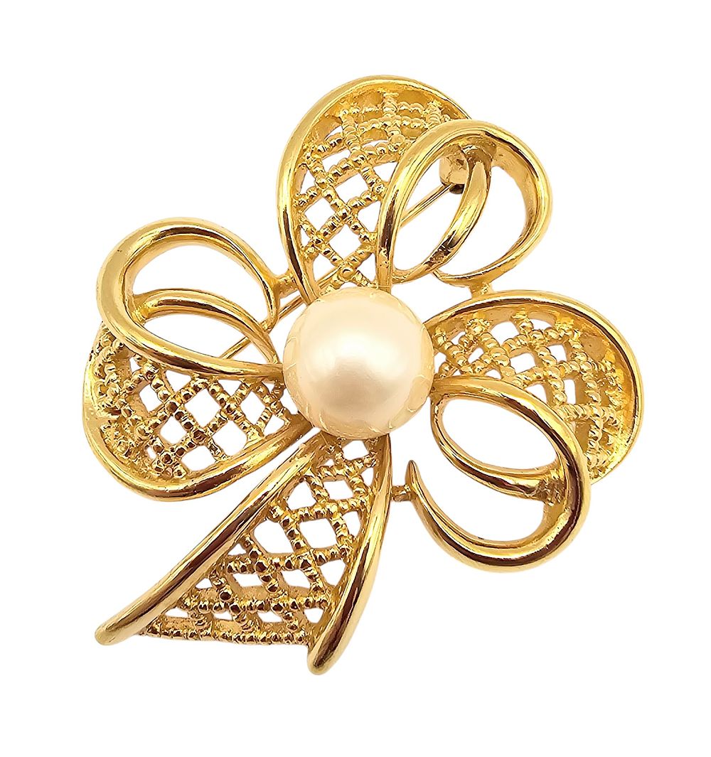 Lot 352: Trifari Pearl Gold Tone Lattice Bow Brooch