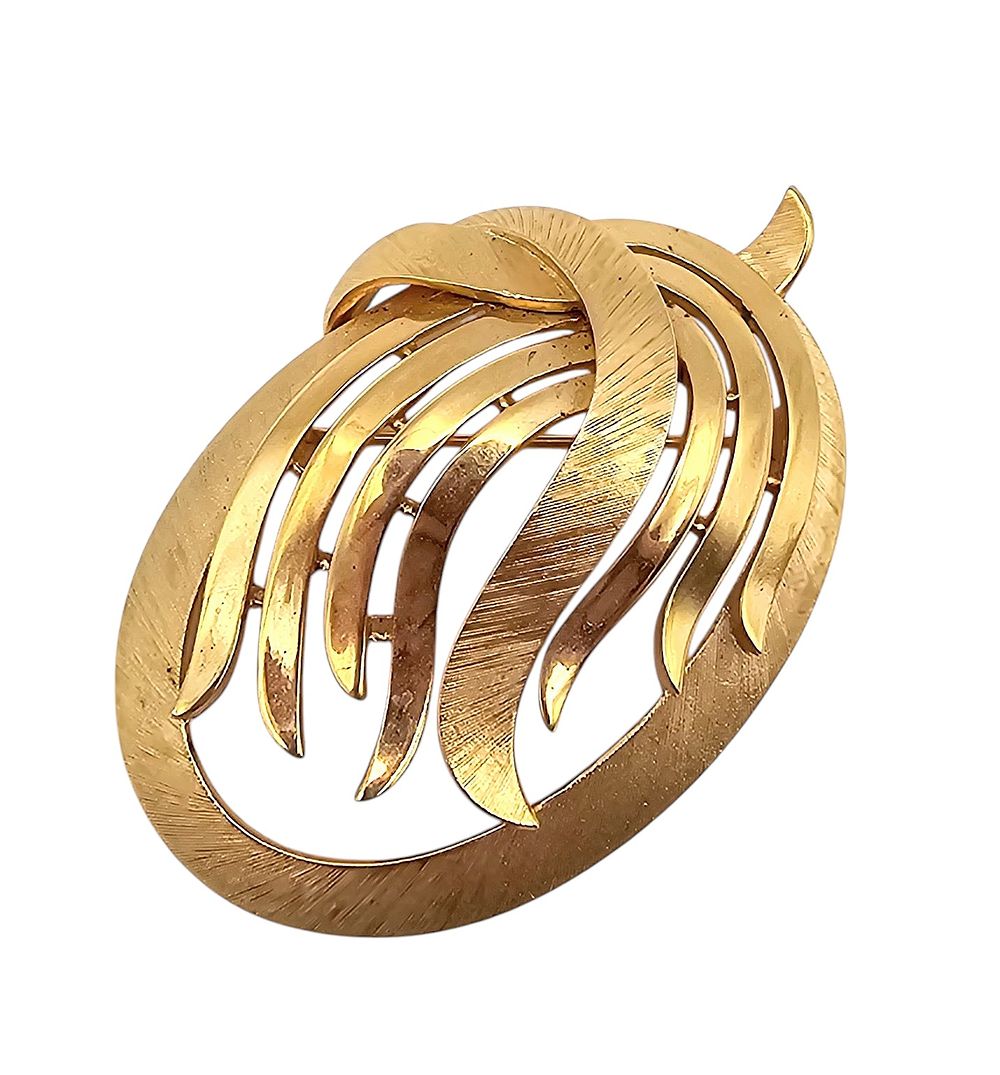 Lot 355: Crown Trifari Gold Tone Textured Round Style Brooch