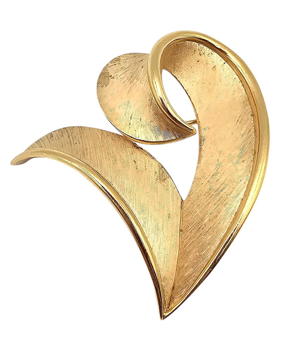 Lot 368: Crown Trifari Brushed Gold Tone Curled Leaf Brooch
