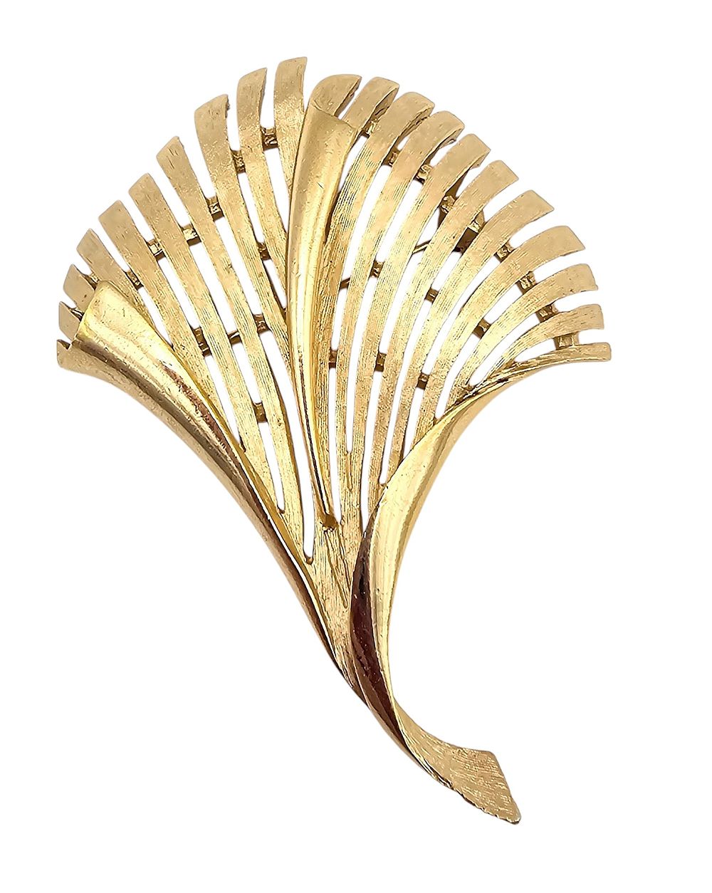 Lot 369: Crown Trifari Brushed Gold Tone Twist Leaf Brooch