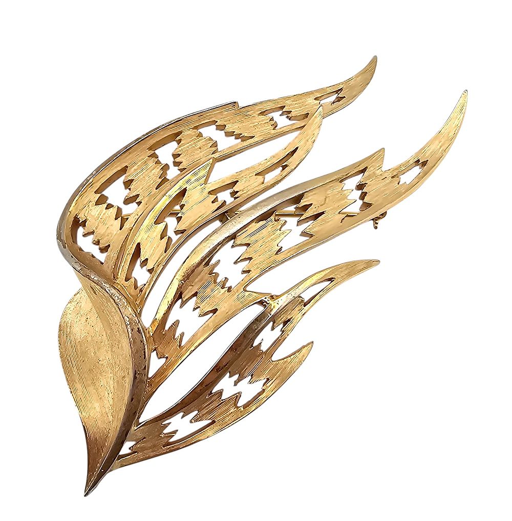 Lot 372: Crown Trifari Gold Tone Flowing Movement Leaf Brooch