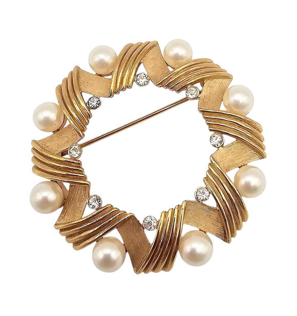 Lot 382: Crown Trifari Rhinestone Pearl Gold Tone Circle Wreath Brooch