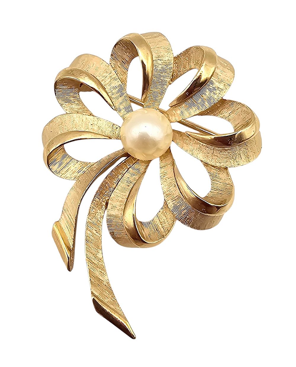 Lot 388: Crown Trifari 60s 70s Silvertone Textured Swirl Necklace