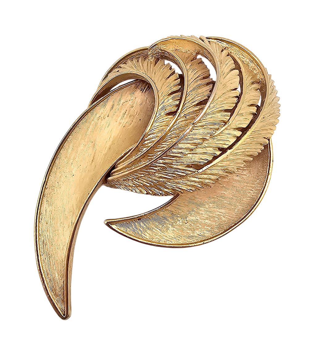 Lot 390: Crown Trifari Brushed Gold Tone Swirl Feather Brooch