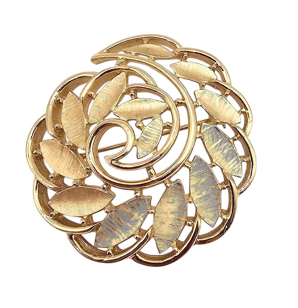 Lot 391: Crown Trifari Brushed Gold Tone Circle Leaf Brooch