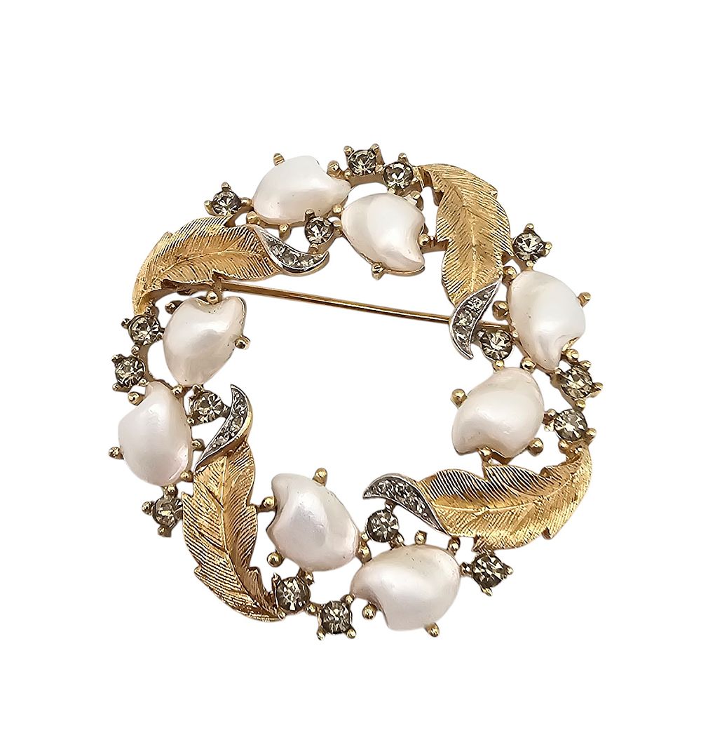 Lot 405: Crown Trifari Vintage Gold Tone Baby Tooth Faux Pearl Rhinestone Wreath Brooch