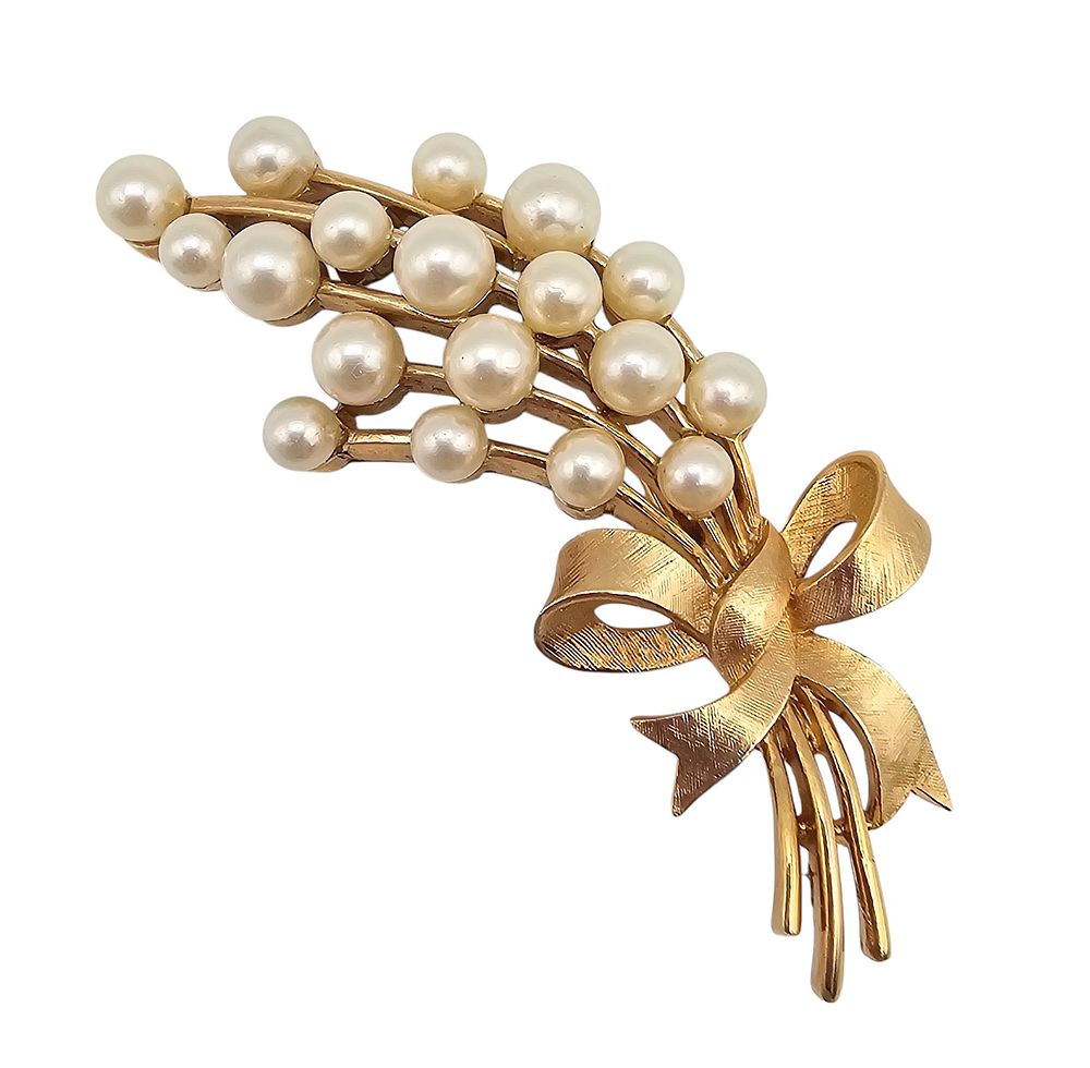 Lot 416: Crown Trifari Vintage Faux Pearl Gold Tone Flower Bouquet Brooch