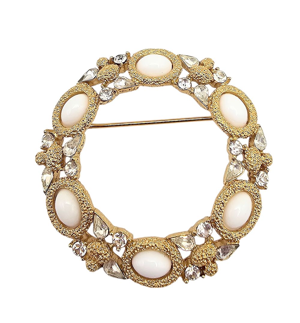 Lot 420: Crown Trifari Vintage Textured Gold Tone Rhinestone White Nest Bird Wreath Brooch
