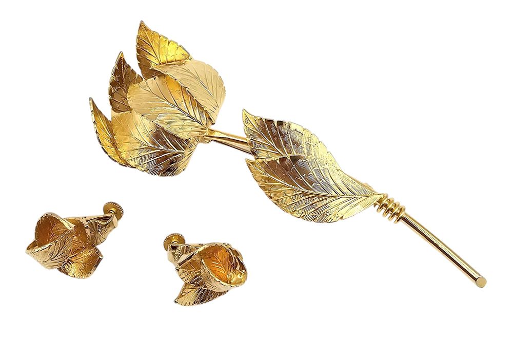 Lot 551: Coro Gold Tone Layered Flower Brooch