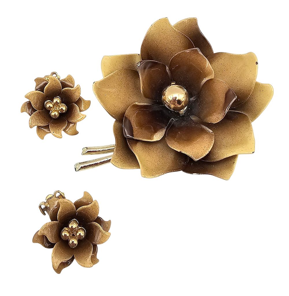 Lot 557: Coro Coffee Enamel Gold Tone Autumn Flower Brooch Earrings Set
