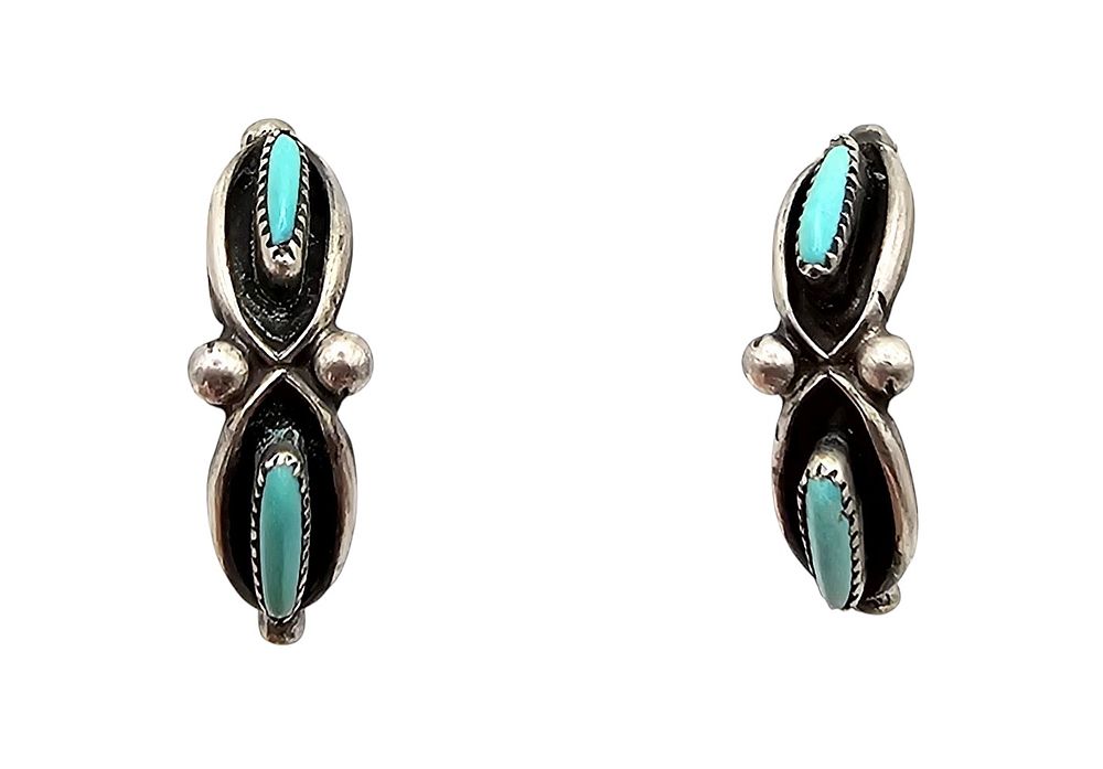 Lot 250: Navajo Turquoise Sterling Silver Needlepoint Earrings 2.2 G