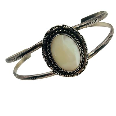 Navajo Sterling Mother Of Pearl Cuff Bracelet 10.70 G. Navajo Sterling mother of Pearl cuff 