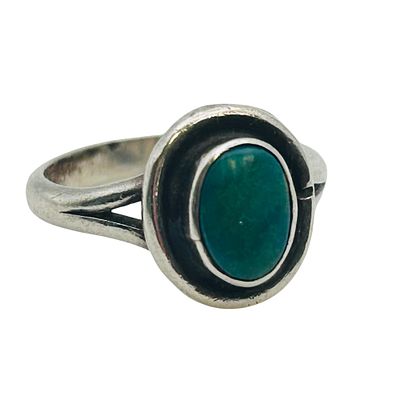 Navajo Sterling Turquoise Ring 2.2 G. Navajo Sterling turquoise ring 2.2 g