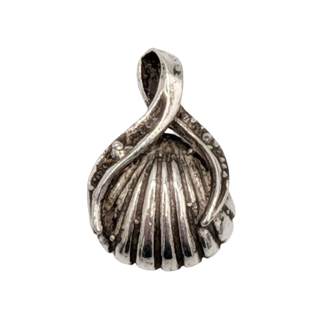 Lot 354: Sterling Silver Textured Ribbon and Sea Shell Pendant