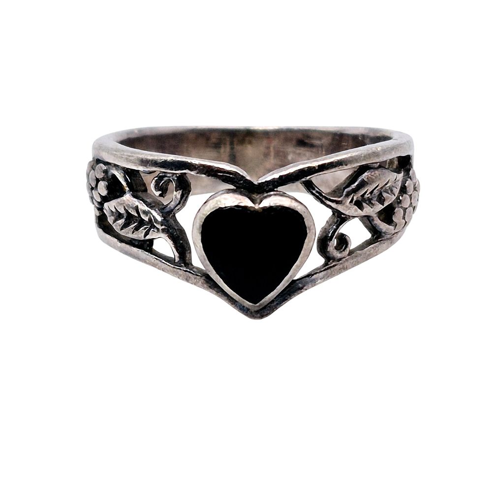 Lot 161: Sterling Black Heart Stone Floral Band Ring Size 5.5