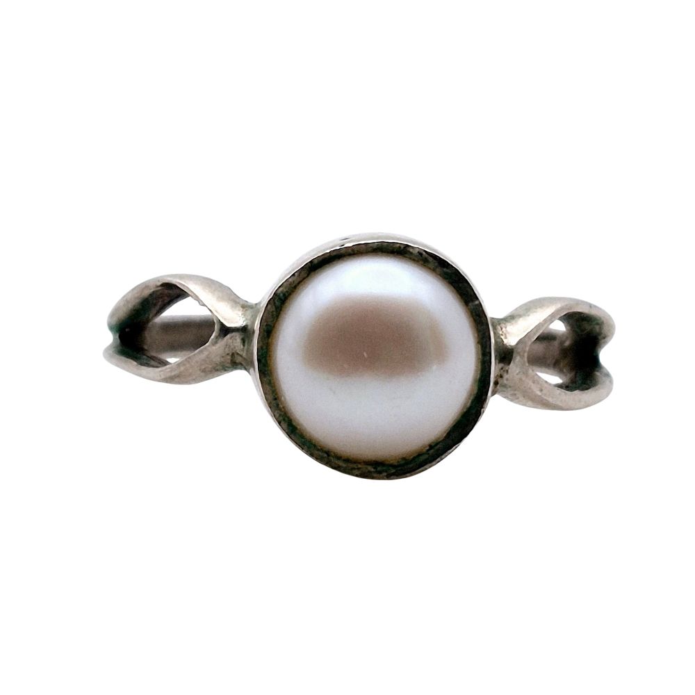 Lot 354: Sterling Pearl Solitaire Ring Size 5