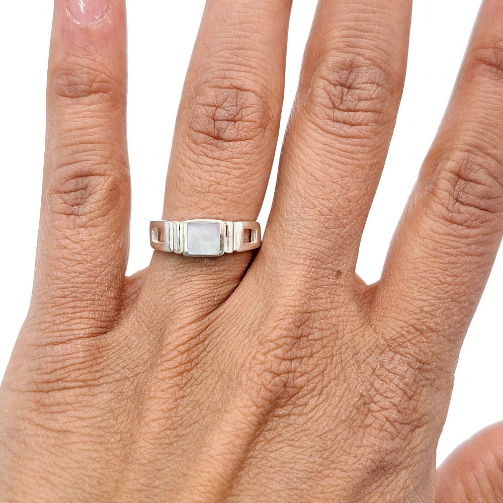 Lot 449: SU Sterling Mother Of Pearl Band Ring Size 6.5