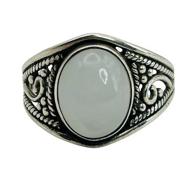 Sterling Moonstone Ring Size 8.5. Sterling moonstone ring size 8.5. 3.9g
