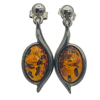 Sterling Amber Dangle Earrings. Sterling Amber dangle earrings. 4.1g