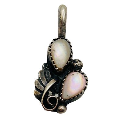 Navajo Sterling Mother Of Pearl Pendant. Navajo sterling mother of pearl pendant 2.4g