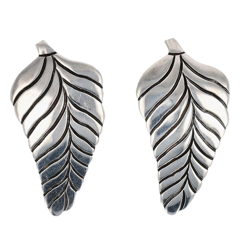 Lot 528: Vintage Sterling Silver Engraved Feather Earrings