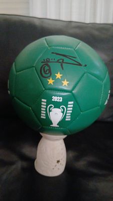 אדורם קייסי - כדור רגל של מכבי חיפה חתום עי השחקן אדורם קייסי