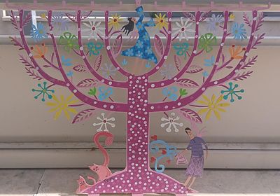 צוקי - מגזרת בצורת חנוכיה לא לשימוש כחנוכיה כ40 על 30