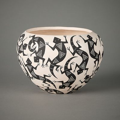 John F. Aragon Acoma Pueblo Ceramic Lizard Pot. John F. Aragon (Acoma Pueblo, b. 1962). Ceramic