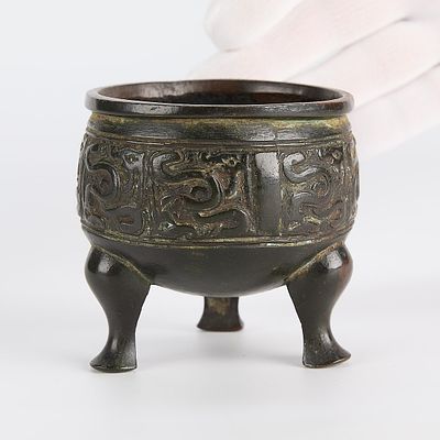 Archaistic Chinese Yuan/Ming Bronze Tripod Vessel. Chinese archaistic bronze tripod censer 