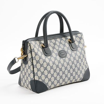 Gucci GG Supreme Vintage Bag. Gucci GG Supreme top handle vintage back with shoulder strap. In 