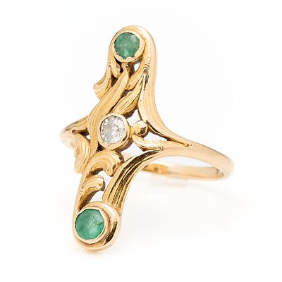 14k Gold Diamond & Emerald Art Nouveau Ring. 14k yellow gold Art Nouveau ring comprised a 