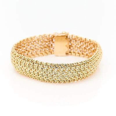 18k Yellow Gold Bracelet. 18k yellow gold thick multilink bracelet with box clasp and safety 