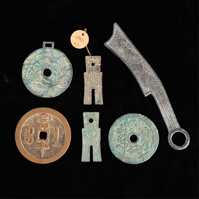 6 Ancient Chinese Bronze Coins & Currency. Group of six pieces of ancient Chinese bronze coinage 
