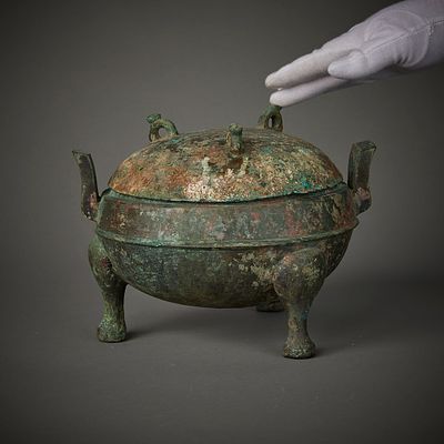 Early Chinese Bronze Tripod Vessel. Chinese Han dynasty bronze tripod ding with lid. With 