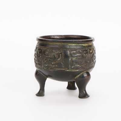 Chinese Yuan/Ming Bronze Tripod Censer Vessel. Chinese archaistic bronze tripod censer (ding) 