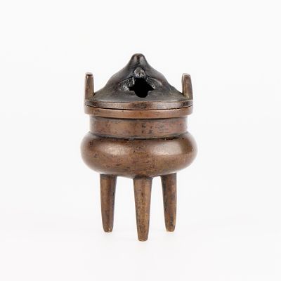 Small Chinese Qing Bronze Tripod Censer w/ Cover. Small Chinese Qing dynasty bronze tripod 
