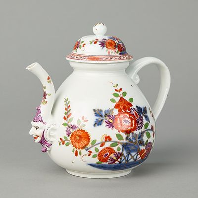 Meissen Tischchenmuster Teapot ca. 1735. Meissen, Germany. Porcelain pear-shaped teapot and 