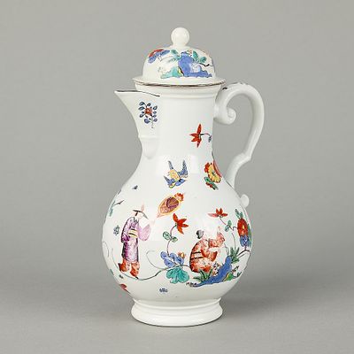 Meissen Chinoiserie Coffee Pot ca. 1730. Meissen, Germany. Porcelain coffee-pot with a domed 