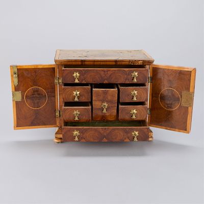 William & Mary Baroque Oyster Veneer Table Cabinet. William and Mary or Baroque wooden oyster 