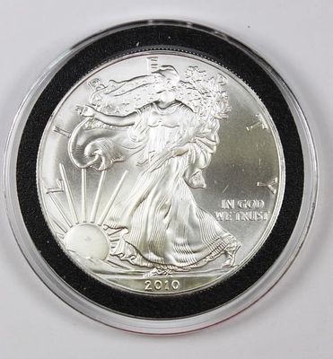 2010 AMERICAN SILVER EAGLE. SUPERB GEM BU. IN PLASTIC CAPSULE. ESTIMATE: $50-$75
