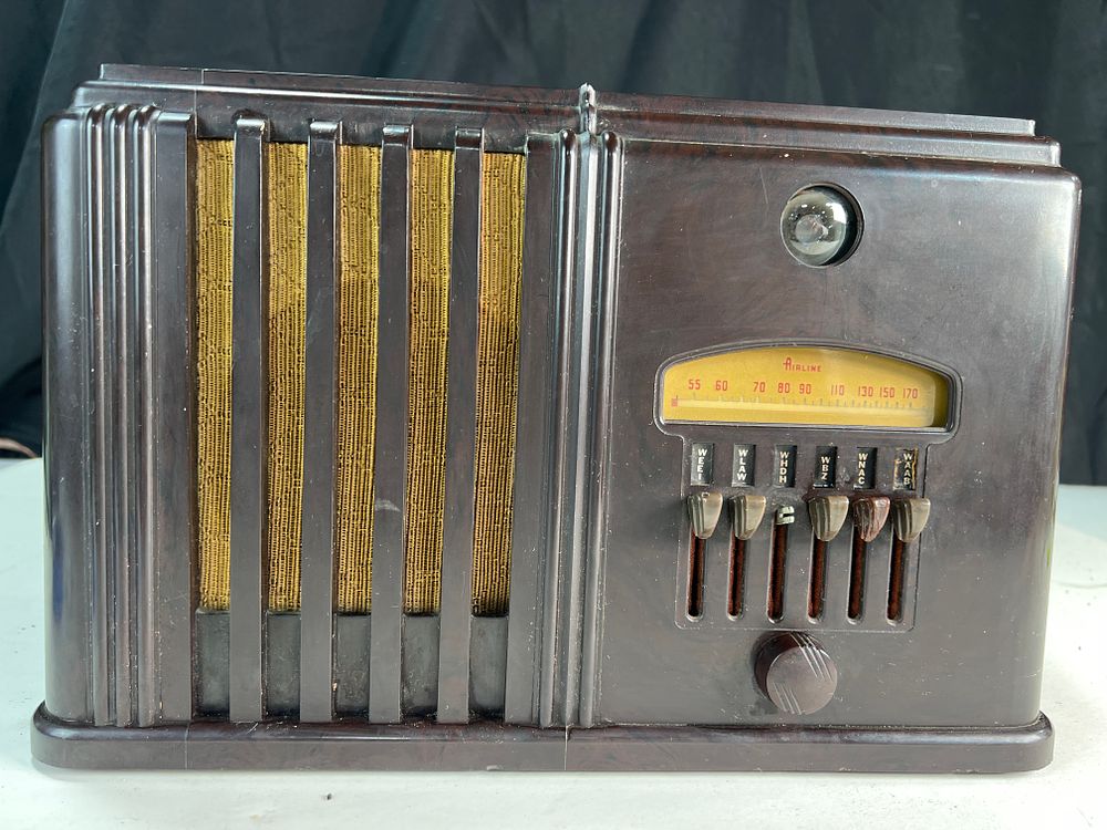 Airline radio, model 62-288, brown Bakelite with electric eye, untested