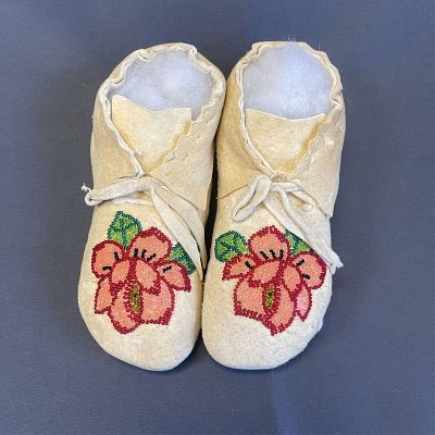 Great Lakes beaded moccasins. Brain tanned 9" L x 21/2" H x 31/2" W. Great Lakes beaded 
